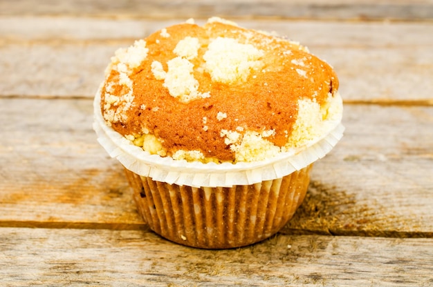 Un muffin sur une table en bois.