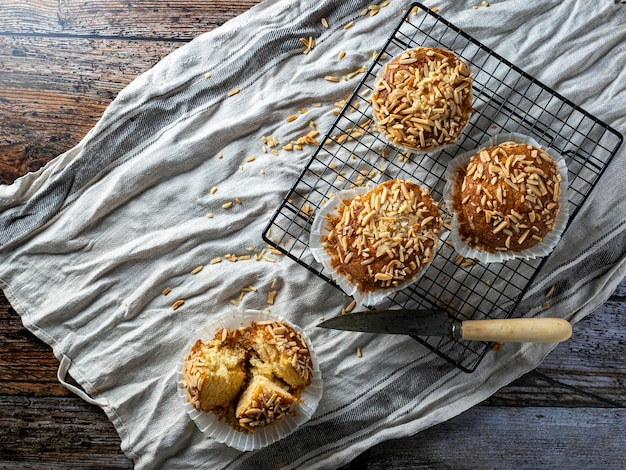 Muffin tout juste sorti du four posé sur une grille de refroidissement Cucillo pour le découper Fond en bois