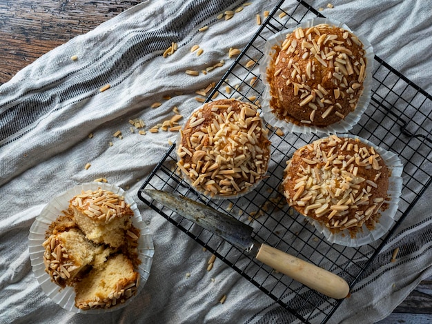 Muffin tout juste sorti du four posé sur une grille de refroidissement Cucillo pour le découper Fond en bois