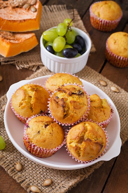 Muffins appétissants et rouges avec citrouille et raisins