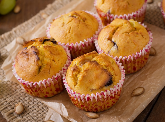 Muffins appétissants et rouges avec citrouille et raisins