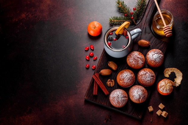 muffins au cacao sur la table de Noël