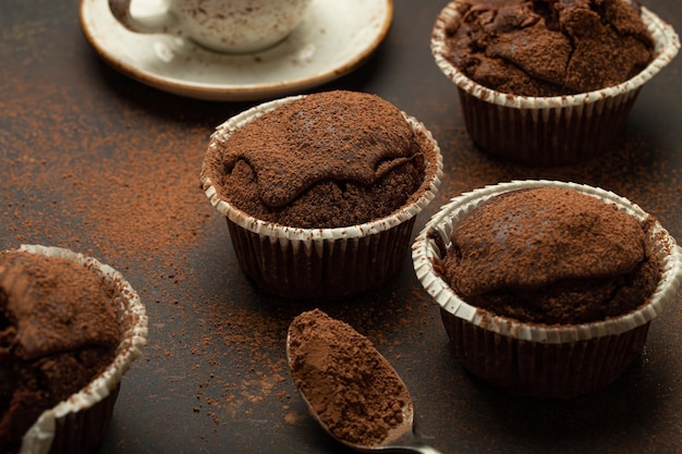 Muffins au chocolat et au cacao avec du café et du cappuccino