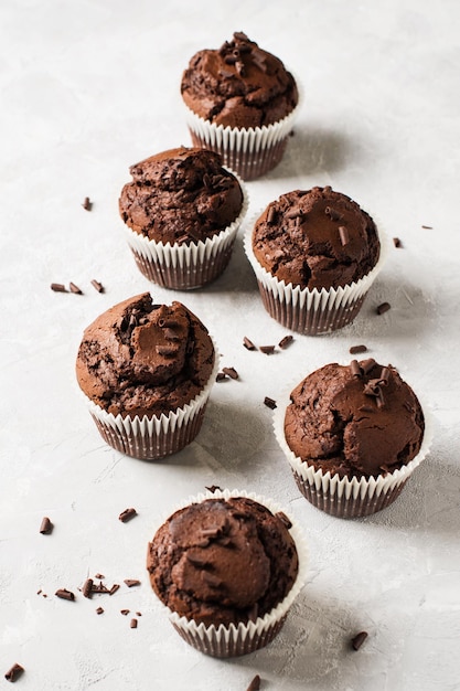 Muffins au chocolat et au cacao à plat avec des vermicelles