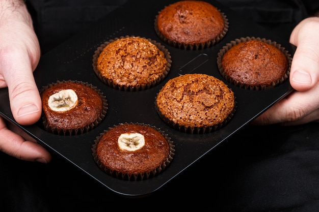 Muffins au chocolat, aux bananes et au caramel faits maison