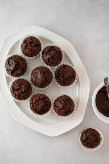 Muffins au chocolat aux pépites de chocolat dans une assiette ovale Vue de dessus