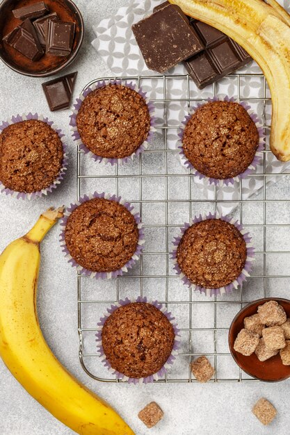 Muffins au chocolat à la banane et au sucre sur le gril de cuisson