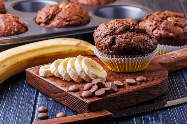 Muffins au chocolat à la banane sur noir