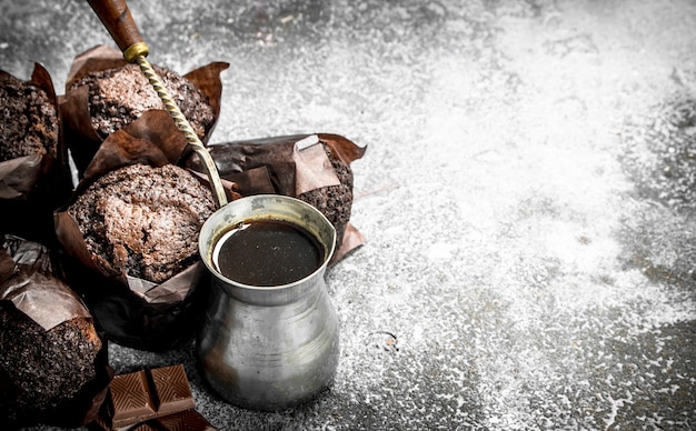 Muffins Au Chocolat Avec Café Chaud.