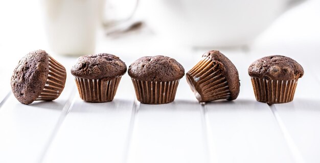 Photo muffins au chocolat cupcakes noirs sucrés sur table blanche