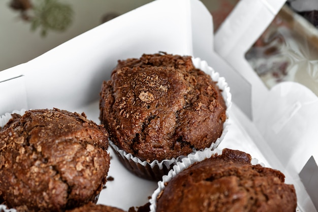 Muffins au chocolat dans une boîte en papier blanc pour le petit déjeuner