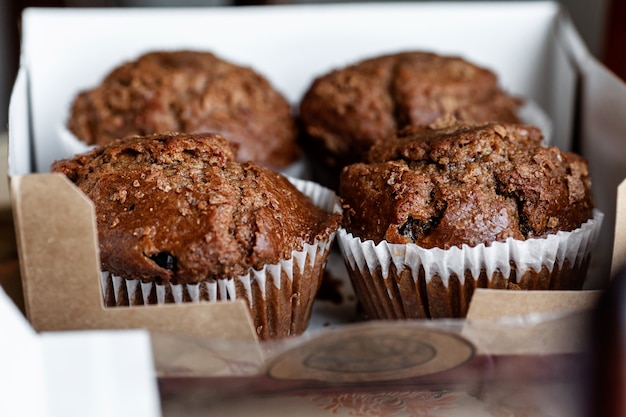 Photo des muffins au chocolat dans une boîte en papier blanc prête à manger