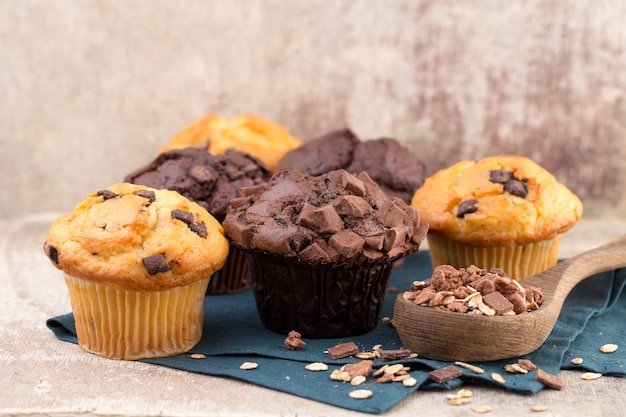 Muffins au chocolat avec du chocolat sur une table en bois rustique