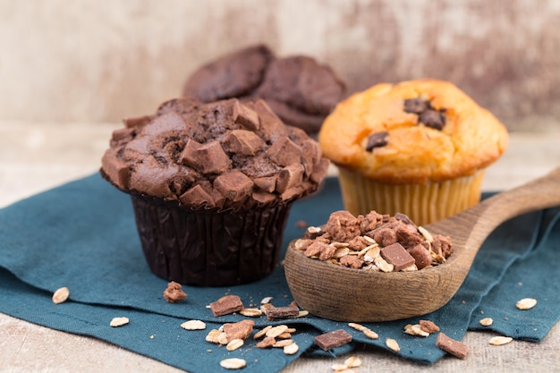 Muffins au chocolat avec du chocolat sur une table en bois rustique