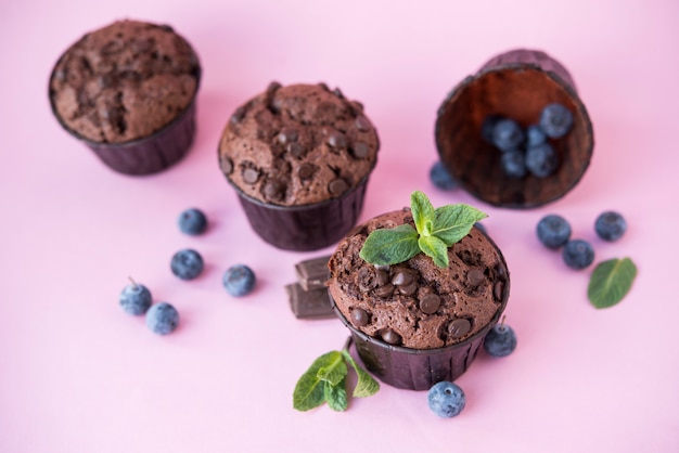 Muffins au chocolat faits maison avec des gouttes de chocolat