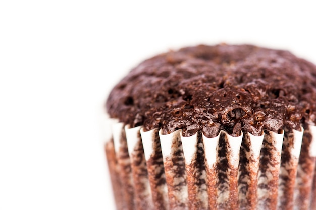 Muffins au chocolat sur fond blanc