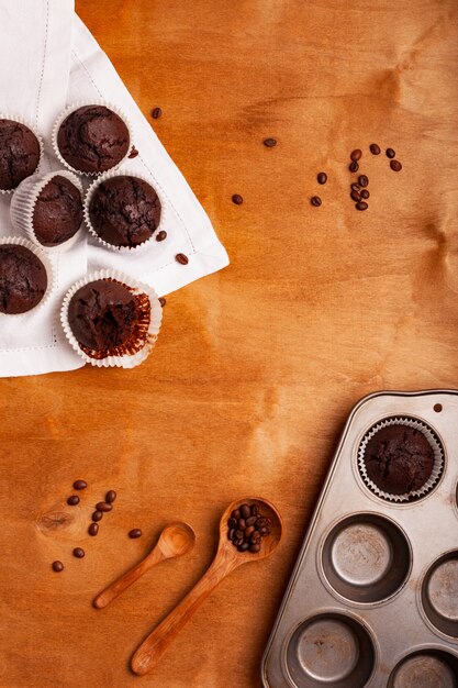 Muffins au chocolat sur un fond en bois