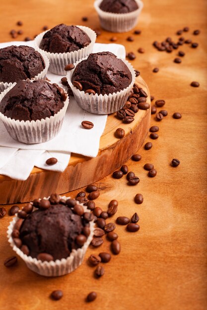 Muffins au chocolat sur un fond en bois