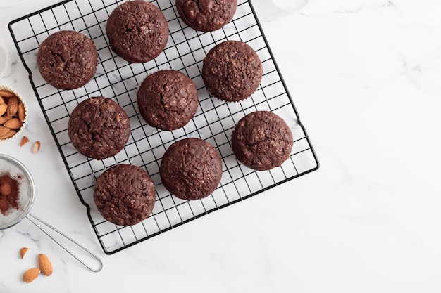 Muffins au chocolat fraîchement cuits sur une grille