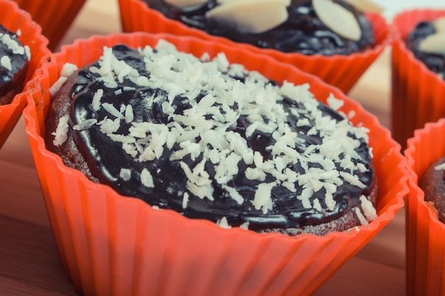 Muffins au chocolat frais avec noix de coco râpée et amandes séchées Délicieux dessert