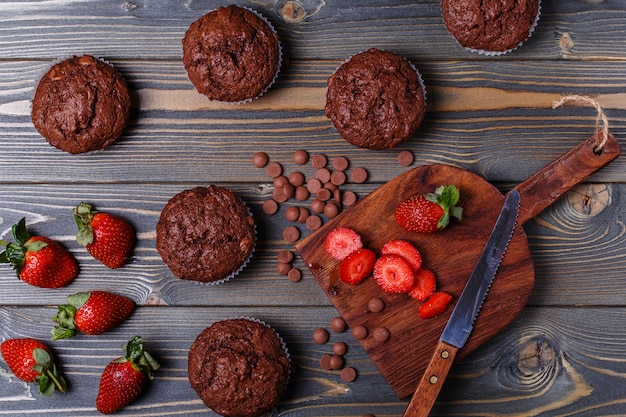 Muffins au chocolat avec fraise sur noir.