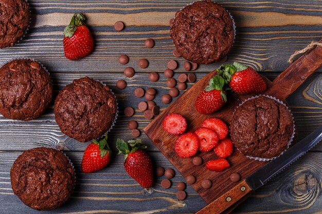 Muffins au chocolat à la fraise sur une surface sombre