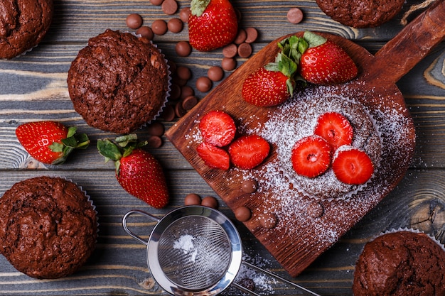 Muffins au chocolat à la fraise sur une surface sombre