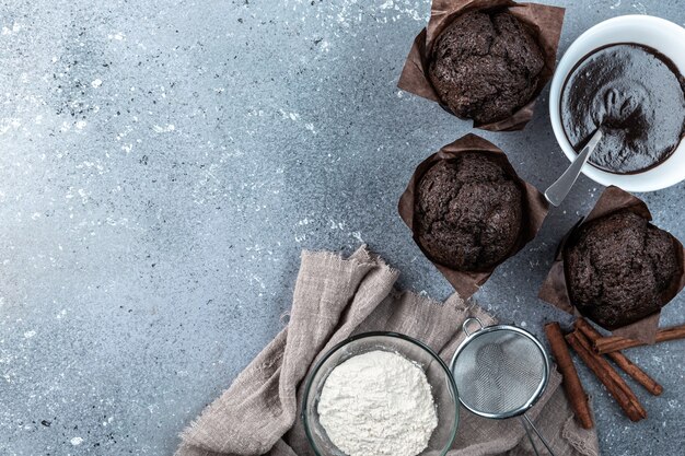 Muffins au chocolat maison avec ensemble d'ustensiles de cuisine