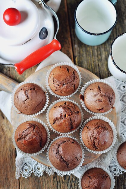 Muffins au chocolat maison sur fond de bois