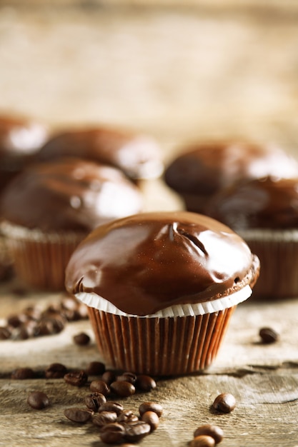 Muffins au chocolat maison savoureux sur table en bois