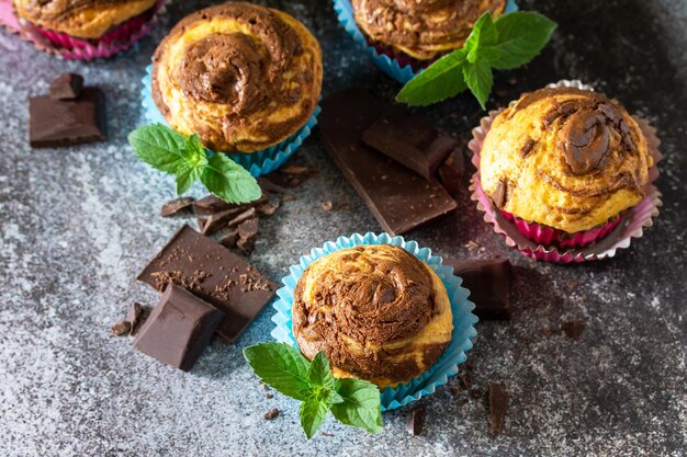 Muffins au chocolat et à la menthe sur fond d'ardoise noire