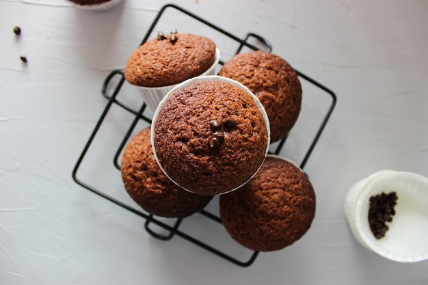 Muffins au chocolat en papier sur une surface grise