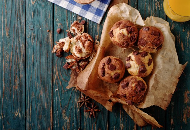 Muffins au chocolat savoureux faits maison sur la table en bois