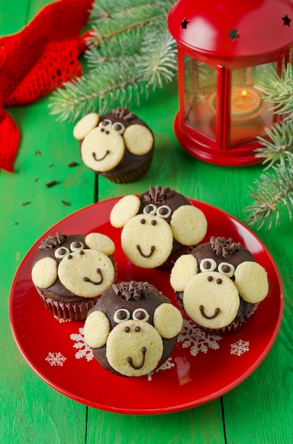 Muffins au chocolat Singe. Le symbole de la nouvelle année