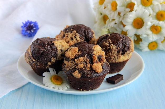 Muffins au chocolat avec streusel sur l'assiette - délicieux dessert maison