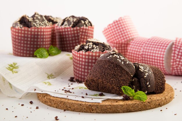 Des muffins au chocolat sur la table.