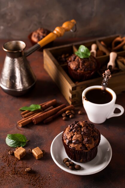 Muffins au chocolat avec une tasse de café sur la table