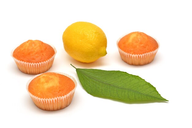 Muffins au citron sur fond blanc