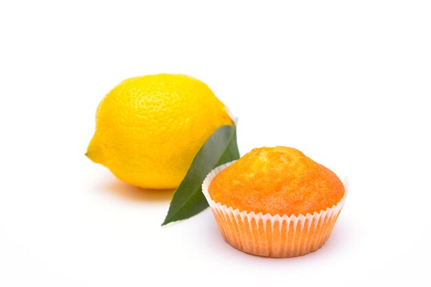 Muffins au citron sur fond blanc