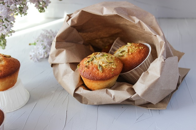 Muffins au citron saupoudrés de pistaches hachées.