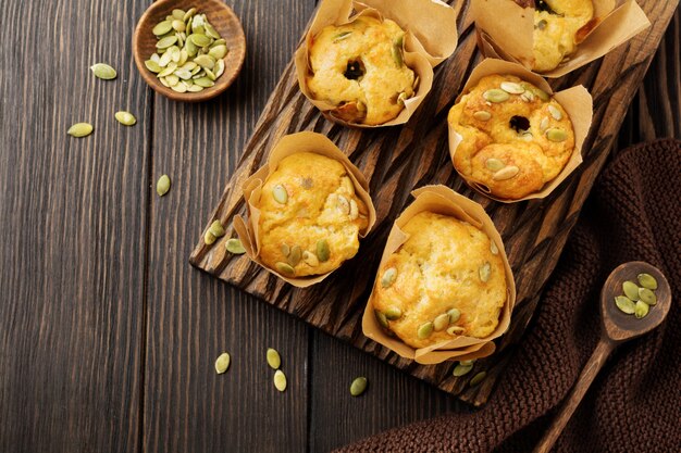 Muffins au fromage sains avec polenta, tomates cerises et graines de citrouille pour le petit déjeuner. Mise au point sélective. Vue de dessus. Copiez l'espace.