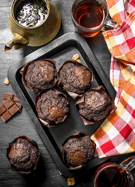 Muffins au miel avec une théière sur un fond rustique