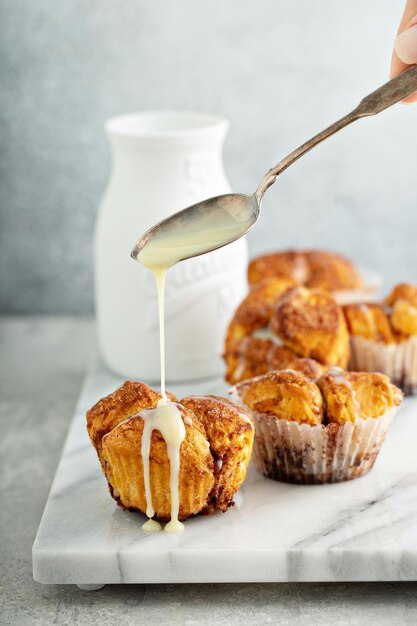 Des muffins au pain de singe au sucre de cannelle