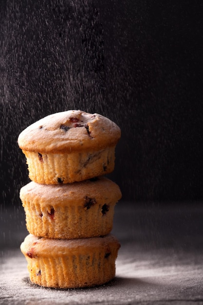 Muffins aux baies mélangés avec du sucre en poudre