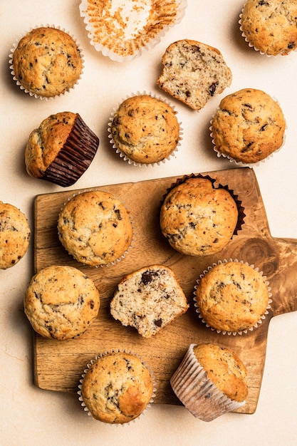 Muffins aux bananes au chocolat sur une vue de dessus de planche de bois