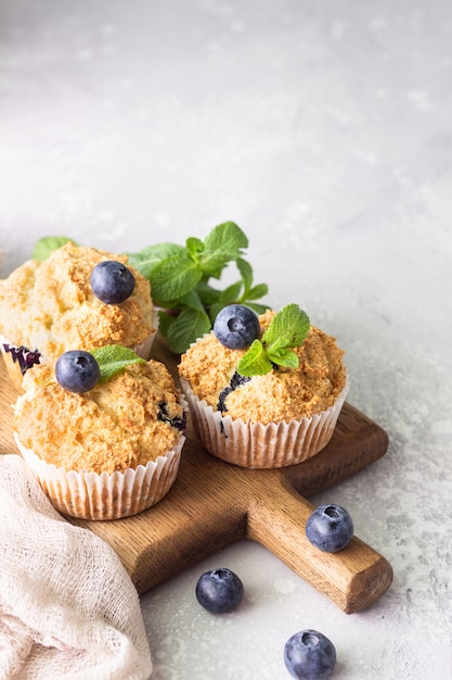 Muffins aux bleuets avec baies fraîches et menthe