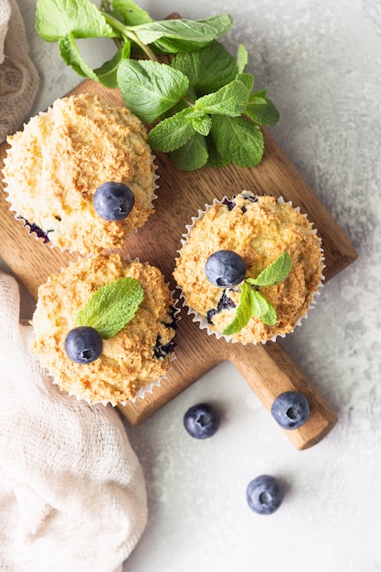 Muffins aux bleuets avec baies fraîches et menthe