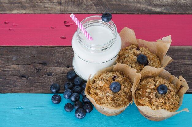 Muffins aux bleuets avec du lait sur une table