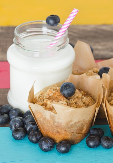 Muffins aux bleuets avec du lait sur une table