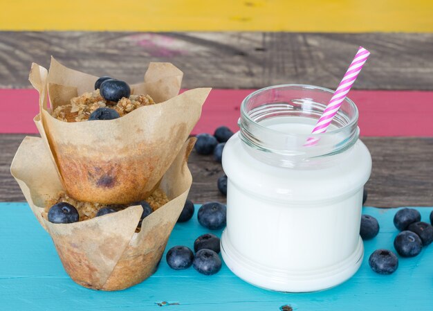 Muffins aux bleuets avec du lait sur une table